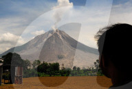 NEWS - Indonesien: Vulkan Sinabung spuckt wieder Asche und Lava