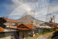 NEWS - Indonesien: Vulkan Sinabung spuckt wieder Asche und Lava