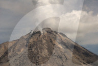 NEWS - Indonesien: Vulkan Sinabung spuckt wieder Asche und Lava