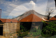 NEWS - Indonesien: Vulkan Sinabung spuckt wieder Asche und Lava