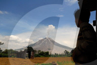 NEWS - Indonesien: Vulkan Sinabung spuckt wieder Asche und Lava