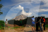 NEWS - Indonesien: Vulkan Sinabung spuckt wieder Asche und Lava