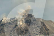 NEWS - Indonesien: Vulkan Sinabung spuckt wieder Asche und Lava