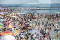 FEATURE - Nationalfeiertag ist auch Strandtag auf Coney Island