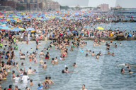 FEATURE - Nationalfeiertag ist auch Strandtag auf Coney Island