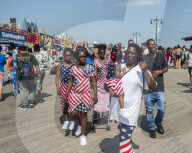 FEATURE - Nationalfeiertag ist auch Strandtag auf Coney Island