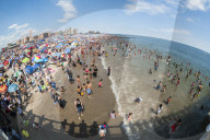 FEATURE - Nationalfeiertag ist auch Strandtag auf Coney Island
