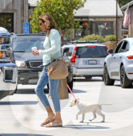 EXKLUSIV - Caitlyn Jenner führt Hündchen "Bertha" Gassi