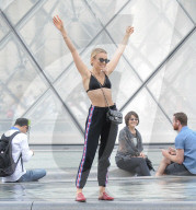PEOPLE - Sightseeing mit Büstenhalter: Tallia Storm in Paris