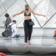 PEOPLE - Sightseeing mit Büstenhalter: Tallia Storm in Paris