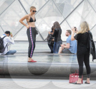 PEOPLE - Sightseeing mit Büstenhalter: Tallia Storm in Paris