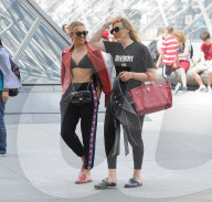 PEOPLE - Sightseeing mit Büstenhalter: Tallia Storm in Paris