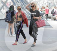 PEOPLE - Sightseeing mit Büstenhalter: Tallia Storm in Paris