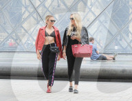 PEOPLE - Sightseeing mit Büstenhalter: Tallia Storm in Paris