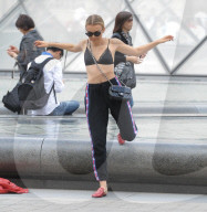 PEOPLE - Sightseeing mit Büstenhalter: Tallia Storm in Paris
