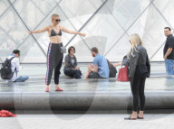 PEOPLE - Sightseeing mit Büstenhalter: Tallia Storm in Paris