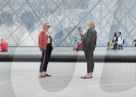 PEOPLE - Sightseeing mit Büstenhalter: Tallia Storm in Paris