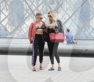 PEOPLE - Sightseeing mit Büstenhalter: Tallia Storm in Paris