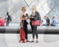 PEOPLE - Sightseeing mit Büstenhalter: Tallia Storm in Paris