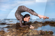 FEATURE - Akrobatisches Yoga