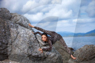 FEATURE - Akrobatisches Yoga