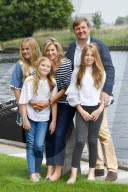 PEOPLE - Die holländische Königsfamilie beim traditionellen Sommer-Fototermin in Warmond