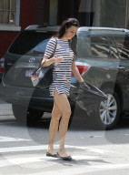 PEOPLE - Famke Janssen im Streifen-Look in New York unterwegs