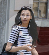PEOPLE - Famke Janssen im Streifen-Look in New York unterwegs