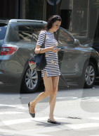 PEOPLE - Famke Janssen im Streifen-Look in New York unterwegs