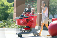 EXKLUSIV - Mila Kunis bummelt mit Klein Wyatt in Los Angeles