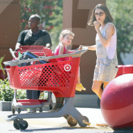 EXKLUSIV - Mila Kunis bummelt mit Klein Wyatt in Los Angeles