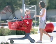 EXKLUSIV - Mila Kunis bummelt mit Klein Wyatt in Los Angeles