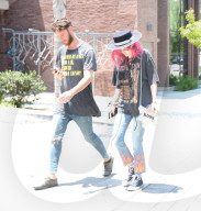 PEOPLE - Bella Thorne mit einem Kumpel in Hollywood unterwegs