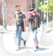 PEOPLE - Bella Thorne mit einem Kumpel in Hollywood unterwegs