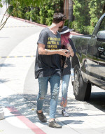 PEOPLE - Bella Thorne mit einem Kumpel in Hollywood unterwegs