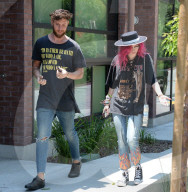 PEOPLE - Bella Thorne mit einem Kumpel in Hollywood unterwegs