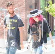 PEOPLE - Bella Thorne mit einem Kumpel in Hollywood unterwegs