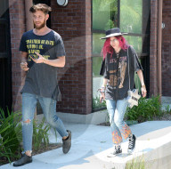 PEOPLE - Bella Thorne mit einem Kumpel in Hollywood unterwegs