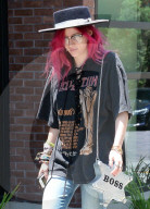 PEOPLE - Bella Thorne mit einem Kumpel in Hollywood unterwegs