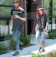 PEOPLE - Bella Thorne mit einem Kumpel in Hollywood unterwegs