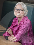 STUDIO - Penny Junor