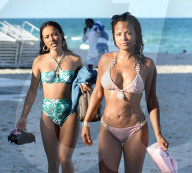 PEOPLE - Christina Milian kühlt sich am Strand von Miami ab