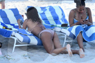 PEOPLE - Christina Milian kühlt sich am Strand von Miami ab