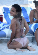 PEOPLE - Christina Milian kühlt sich am Strand von Miami ab