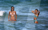 PEOPLE - Christina Milian kühlt sich am Strand von Miami ab