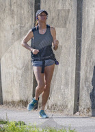 PEOPLE - Lily Becker joggt durch die Nachbarschaft