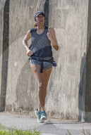 PEOPLE - Lily Becker joggt durch die Nachbarschaft