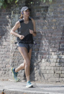 PEOPLE - Lily Becker joggt durch die Nachbarschaft