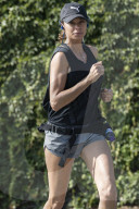 PEOPLE - Lily Becker joggt durch die Nachbarschaft