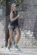 PEOPLE - Lily Becker joggt durch die Nachbarschaft
